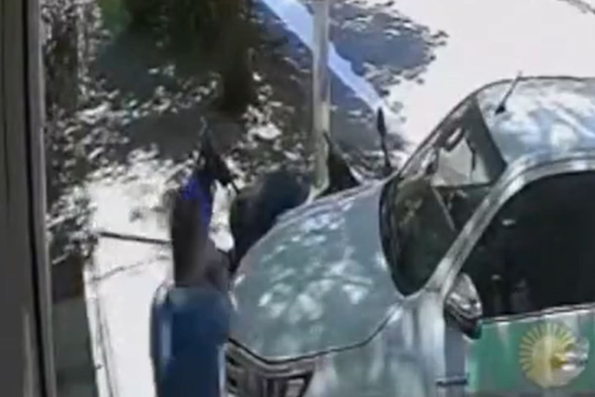 El hombre quedó grabado por una cámara de seguridad privada cuando rompía la camioneta