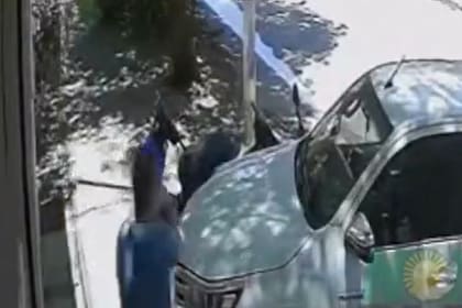 El hombre quedó grabado por una cámara de seguridad privada cuando rompía la camioneta