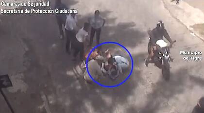El hombre quedó tendido en el asfalto tras el accidente