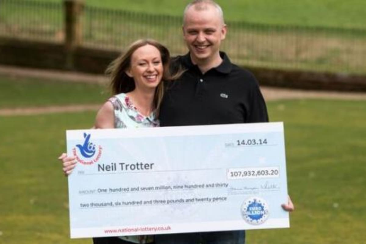 El hombre, quien antes se desempeñaba como mecánico, ahora pasa sus días viendo televisión (Foto:DailyMail)