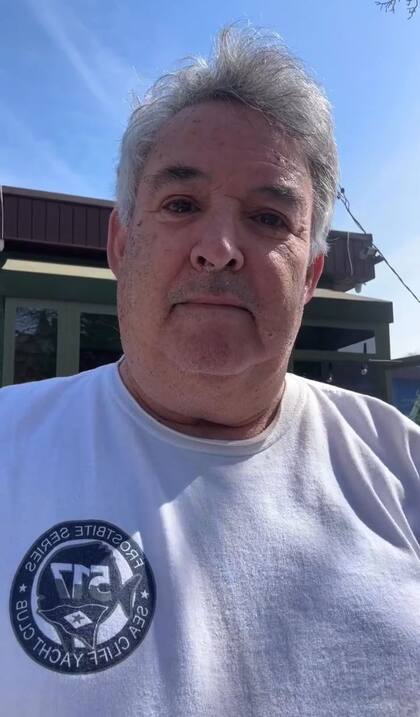 El hombre, quien reside en Sea Cliff, se proclamó el alcalde de una nueva aldea, exigiendo una oficina y el despido inmediato de todo el personal actual