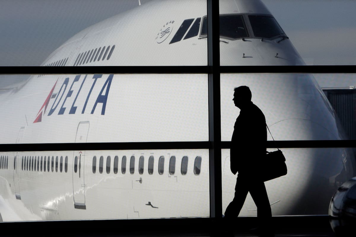 El hombre quiso hacerse pasar por un pasajero y se escondió en el baño mientras esperaba que el avión despegara