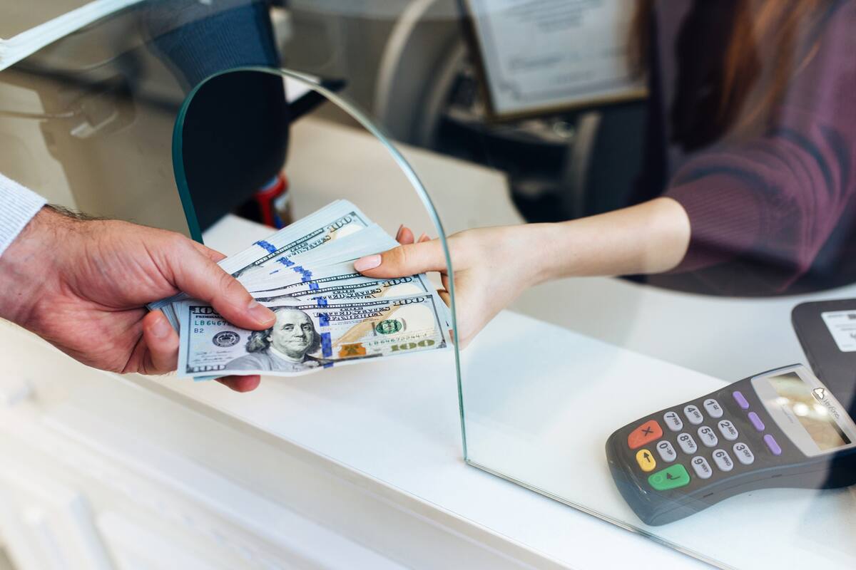 El hombre recibió más de 60.000 dólares de beneficios al hacerse pasar por su hermano gemelo.