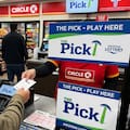 Compró un boleto de lotería para cubrir US$25 en su caja y ahora pelea US$12,8 millones