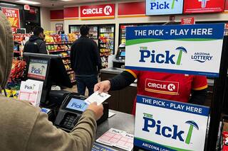 Compró un boleto de lotería para cubrir US$25 en su caja y ahora pelea US$12,8 millones