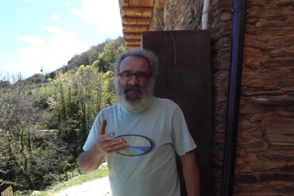 El hombre restauró una antigua casa de piedra y convirtió Solanel en el hogar que siempre buscó (Foto: Captura de video)