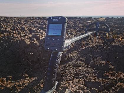 El hombre sacó su detector de metales como de costumbre y descubrió un tesoro