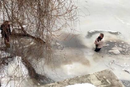 Una imagen épica y conmovedora: el hombre sale del lago congelado, con el perro en sus brazos