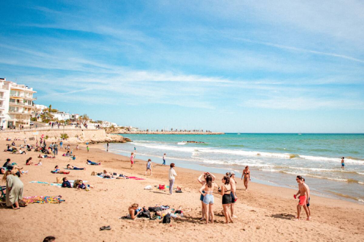 El hombre salió de la playa para pedir ayuda porque un tiburón le había mordido el pie