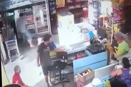 El hombre se acerca a la heladera de un supermercado y recibe una descarga eléctrica que lo tumba