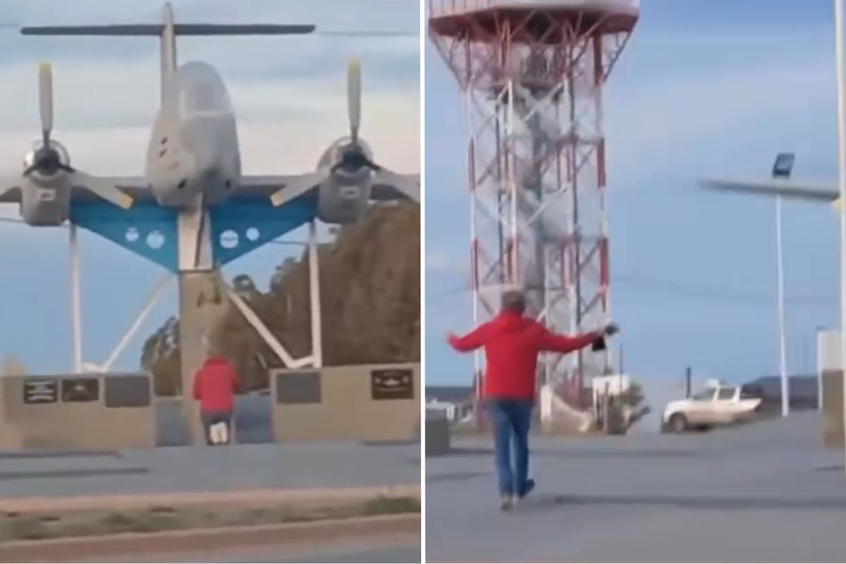 El hombre se acercó al monumento durante el partido