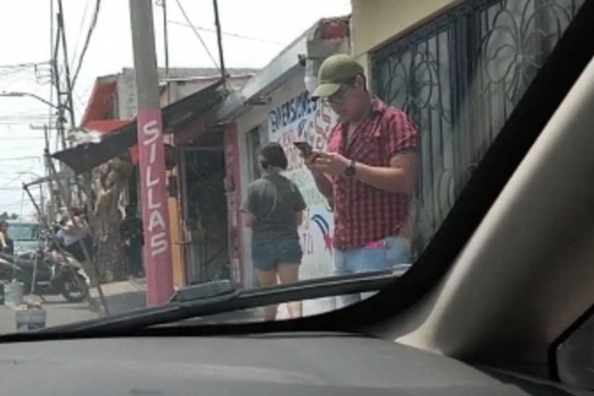 El hombre se alejó del auto para escuchar un mensaje sin darse cuenta de que el sonido se reproducía adentro del vehículo, en donde estaba su mujer.