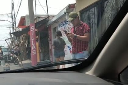 El hombre se alejó del auto para escuchar un mensaje sin darse cuenta de que el sonido se reproducía adentro del vehículo, en donde estaba su mujer.