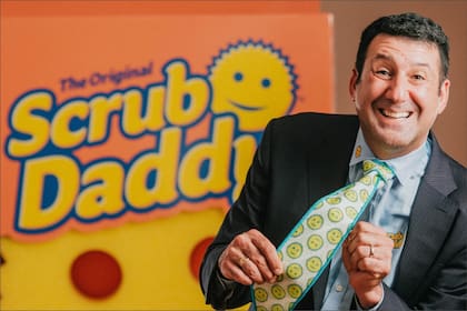 El hombre se convirtió en millonario con una esponja que se volvió viral alrededor del mundo luego de perder todos sus negocios y ahorros