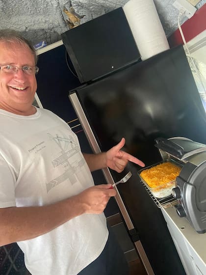 El hombre se inspiró en una serie de los 70 para crear su hogar (Facebook/Project Freedom a Plane Home)