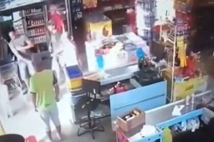 El hombre se libera de la descarga eléctrica y se dirige hacia su hijo