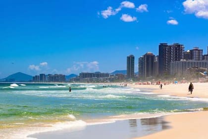 El hombre se metió al mar en la playa de Barra de Tijuca