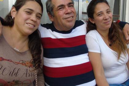 El hombre se mostró feliz y rodeado de su gente.