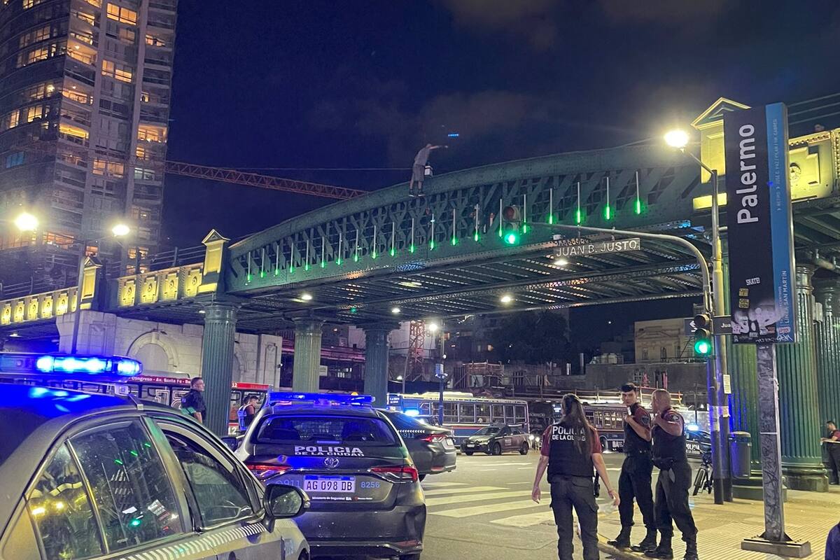 El hombre se movió en la cornisa del puente