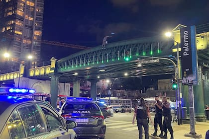 El hombre se movió en la cornisa del puente