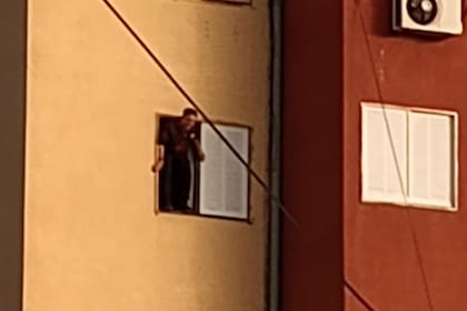 El hombre se precipitó desde el piso 8 y fue fotografiado justo antes de la caída.