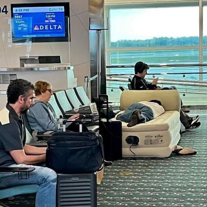 El hombre se quedó dormido en medio de las sillas de espera de un aeropuerto