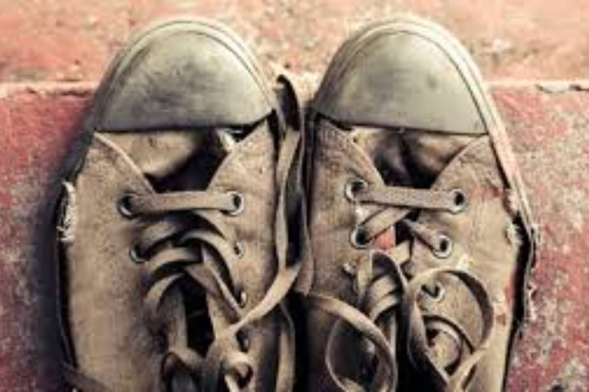 El hombre se sacó sus zapatillas y se quedó en medias para que el niño pudiera tener unas buenas zapatillas