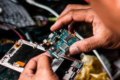 El hombre se sorprendió con lo que encontró en el interior de su computadora (Foto: Unplash)