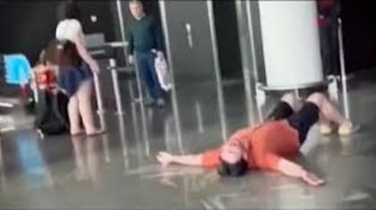 El hombre se tiró al suelo cuando descubrió que le perdieron sus perros
