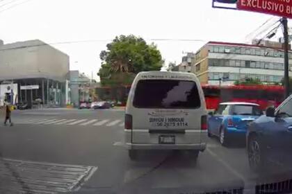 El hombre se tiró sobre el auto para fingir un accidente (Captura video)