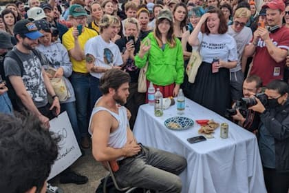 El hombre se volvió una estrella por dar a conocer su desafío personal (Foto Twitter @joelle_lb)