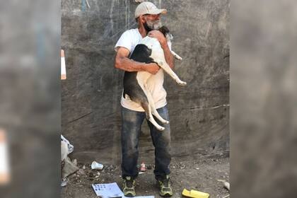 El hombre solo cuenta con la compañía de su perro (Foto Emilio Fernández/ El Universal)