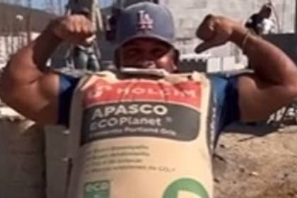 El hombre sorprendió por su fuerza y facilidad para levantar la bolsa de cemento