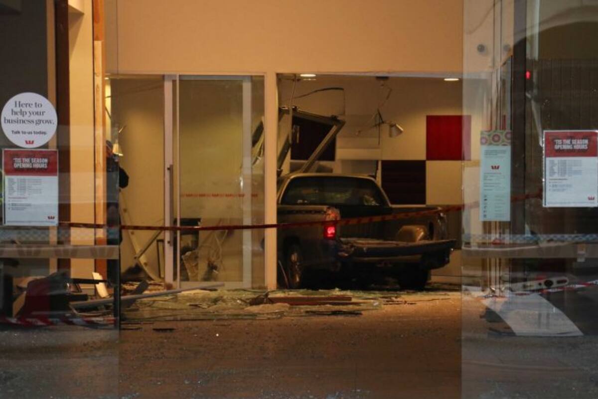 El hombre tomó venganza contra su banco y chocó la sucursal