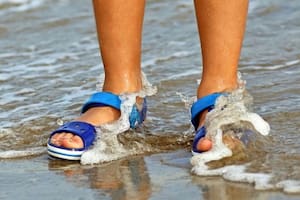 El hombre transformó los zapatos de su bebé y se volvió viral