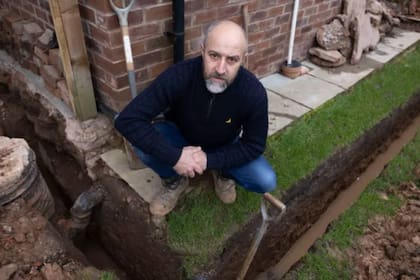 El hombre tuvo que cavar la zanja en pleno Año Nuevo