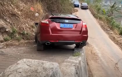 El hombre tuvo que hacer muchas maniobras para sacar su Honda del camino complicado.