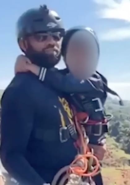 El hombre y el niño, instantes antes de tirarse al vacío