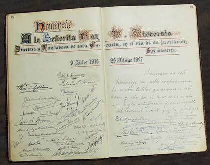El homenaje a la primera directora, Paz Tiscornia, al jubilarse, en el libro de registro de firmas