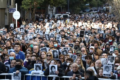 El homenaje a las víctimas de la AMIA se realizó de manera presencial tras dos años de interrupción por la pandemia, bajo el lema “Volvemos a Pasteur", en referencia a la calle donde está la sede del organismo