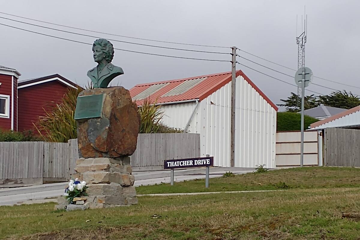 El homenaje a Margareth Thatcher, en la avenida que lleva su nombre en la capital de las Malvinas