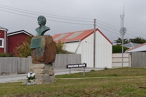 El homenaje a Margaret Thatcher, en la avenida que lleva su nombre en la capital de las Malvinas