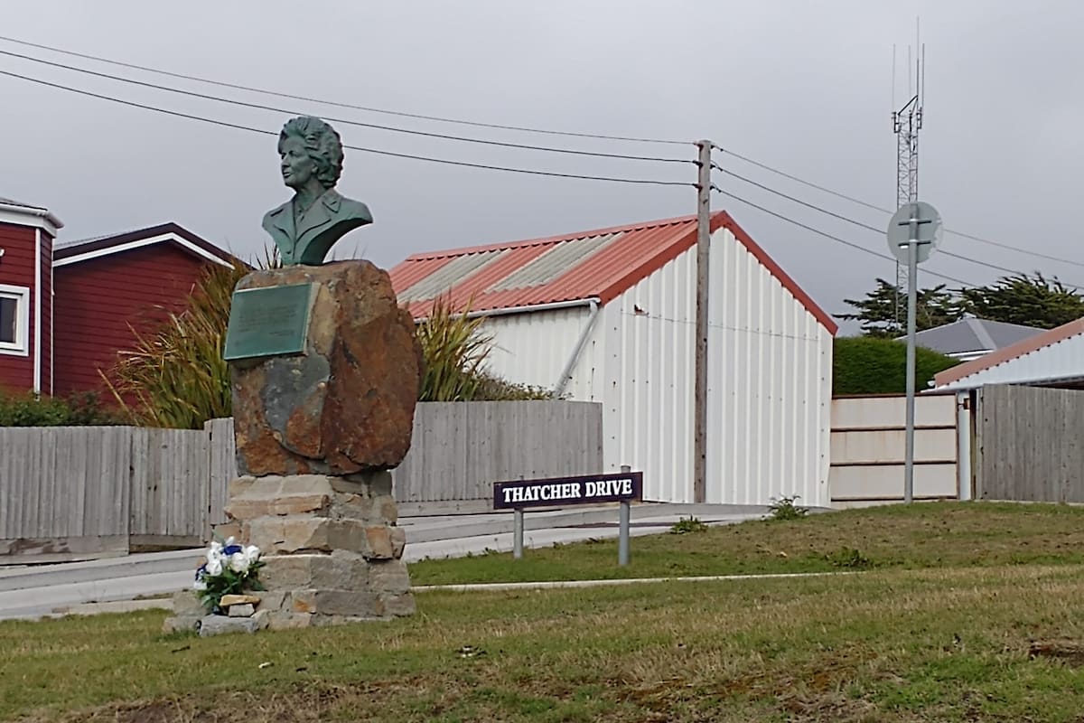 El homenaje a Margareth Thatcher, en la avenida que lleva su nombre en la capital de las Malvinas.