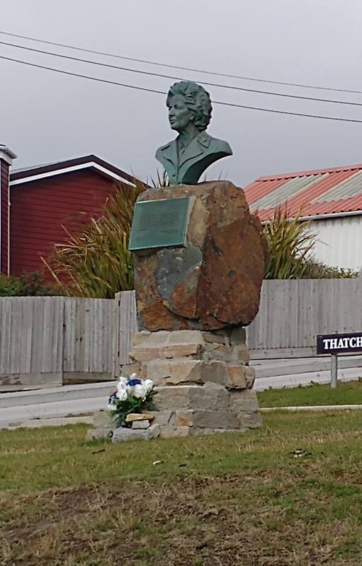 El homenaje a Margareth Thatcher, en la avenida que lleva su nombre en la capital de las Malvinas