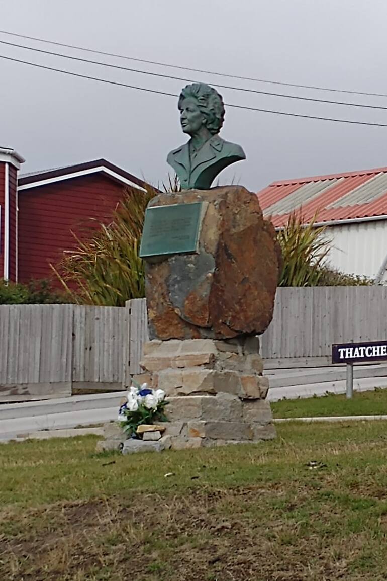 El homenaje a Margareth Thatcher, en la avenida que lleva su nombre en la capital de las Malvinas