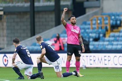 El homenaje de los futbolistas al movimiento que lucha contra la discriminación. Crédito: Twitter