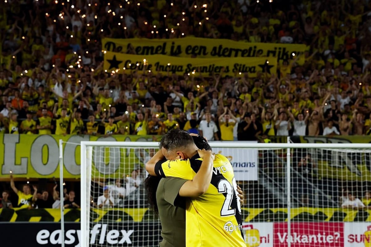 El homenaje de los hinchas del NAC Breda a Mats Seuntjens, que perdió a su hija una semana atrás