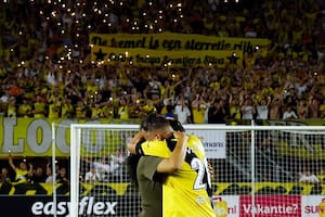Decidió jugar días después de la muerte de su hija recién nacida y los hinchas le hicieron un sentido homenaje