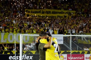 Decidió jugar días después de la muerte de su hija recién nacida y los hinchas le hicieron un sentido homenaje