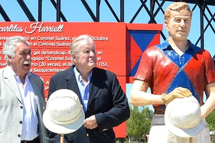 Roberto Palacio, exintendente de Coronel Suárez, Harriott y la estatua en su honor, en 2017